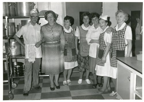 19820000-KantineBetjening-FråVenstre-Malkenes-VK.jpg